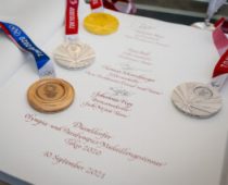 Die Medaillengewinner des TEAM 2021 Düsseldorf trugen sich in das Goldene Buch der Stadt Düsseldorf ein.